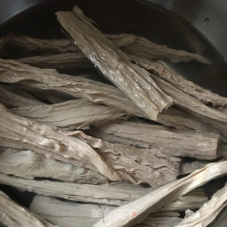 乌腐竹炒西葫芦的做法步调：1