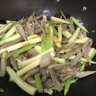乌腐竹炒西葫芦的做法步调：8