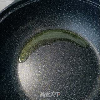 葱爆活海参的做法步调：5