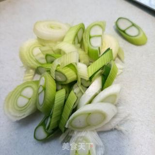 葱爆活海参的做法步调：1