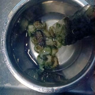 葱爆活海参的做法步调：3