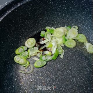 葱爆活海参的做法步调：7