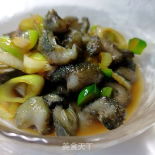 葱爆活海参的做法步调：11