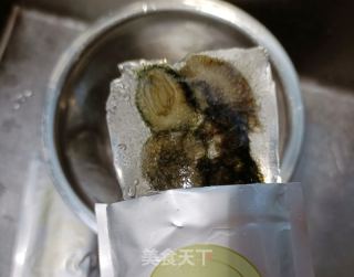 葱爆活海参的做法步调：2