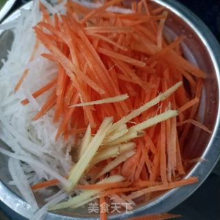 肉丝炒单色萝卜的做法步调：2