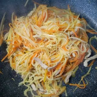 肉丝炒单色萝卜的做法步调：9