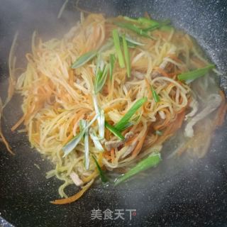 肉丝炒单色萝卜的做法步调：10