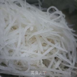 肉丝炒单色萝卜的做法步调：1