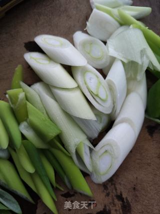 五花肉炒魔芋的做法步调：1