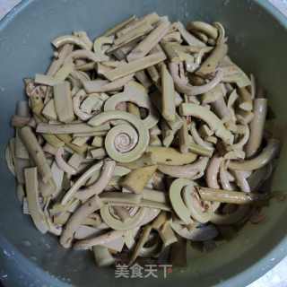 酸菜炒蕨菜的做法步调：2