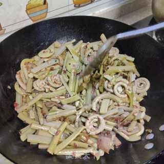 酸菜炒蕨菜的做法步调：10