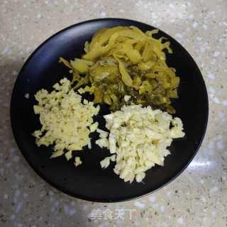 酸菜炒蕨菜的做法步调：3