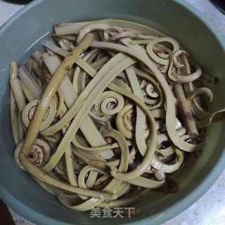 酸菜炒蕨菜的做法步调：1