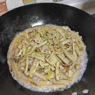 酸菜炒蕨菜的做法步调：12