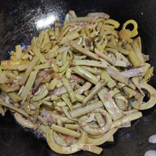 酸菜炒蕨菜的做法步调：11
