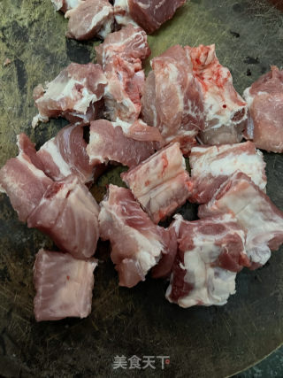 番茄土豆排骨汤的做法步调：1