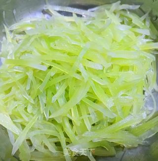肉终盖莴笋丝的做法步调：3