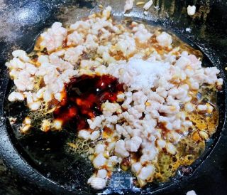 肉终盖莴笋丝的做法步调：7