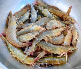 死腌活海虾的做法步调：2