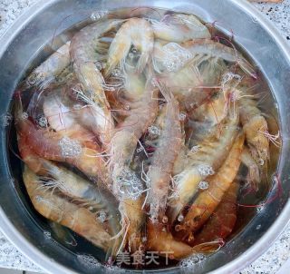 死腌活海虾的做法步调：1