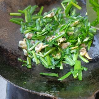 韭菜炒黄蛤肉的做法步调：10