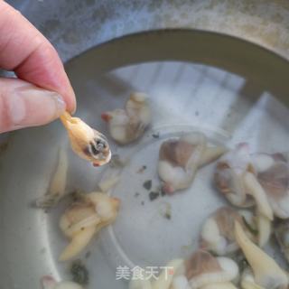 韭菜炒黄蛤肉的做法步调：2