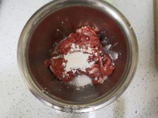 喷鼻芹炒羊肉的做法步调：4