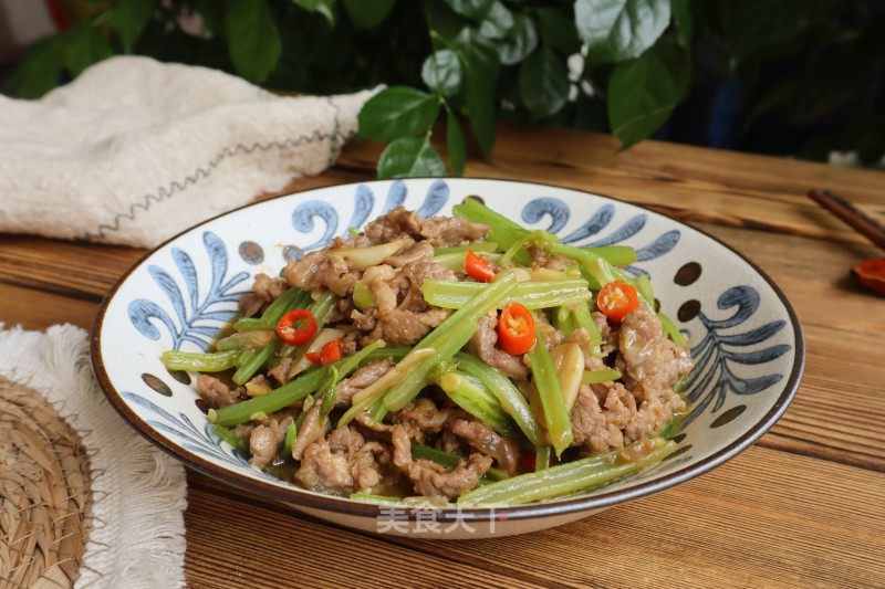 喷鼻芹炒羊肉的做法