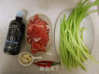 喷鼻芹炒羊肉的做法步调：1