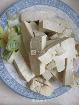 喷鼻菇肉终豆腐的做法步调：1