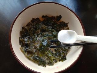 裙带菜炒鸡蛋的做法步调：3