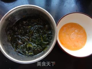 裙带菜炒鸡蛋的做法步调：1