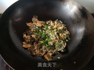 裙带菜炒鸡蛋的做法步调：8