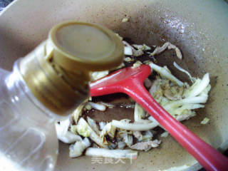 肥肉丝明白菜炒荞麦粑粑的做法步调：6