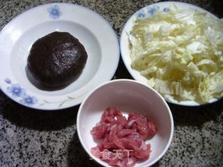 肥肉丝明白菜炒荞麦粑粑的做法步调：1