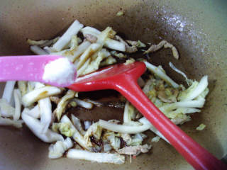 肥肉丝明白菜炒荞麦粑粑的做法步调：7