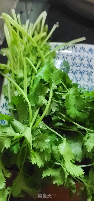 喷鼻菜炒鸡蛋的做法步调：1