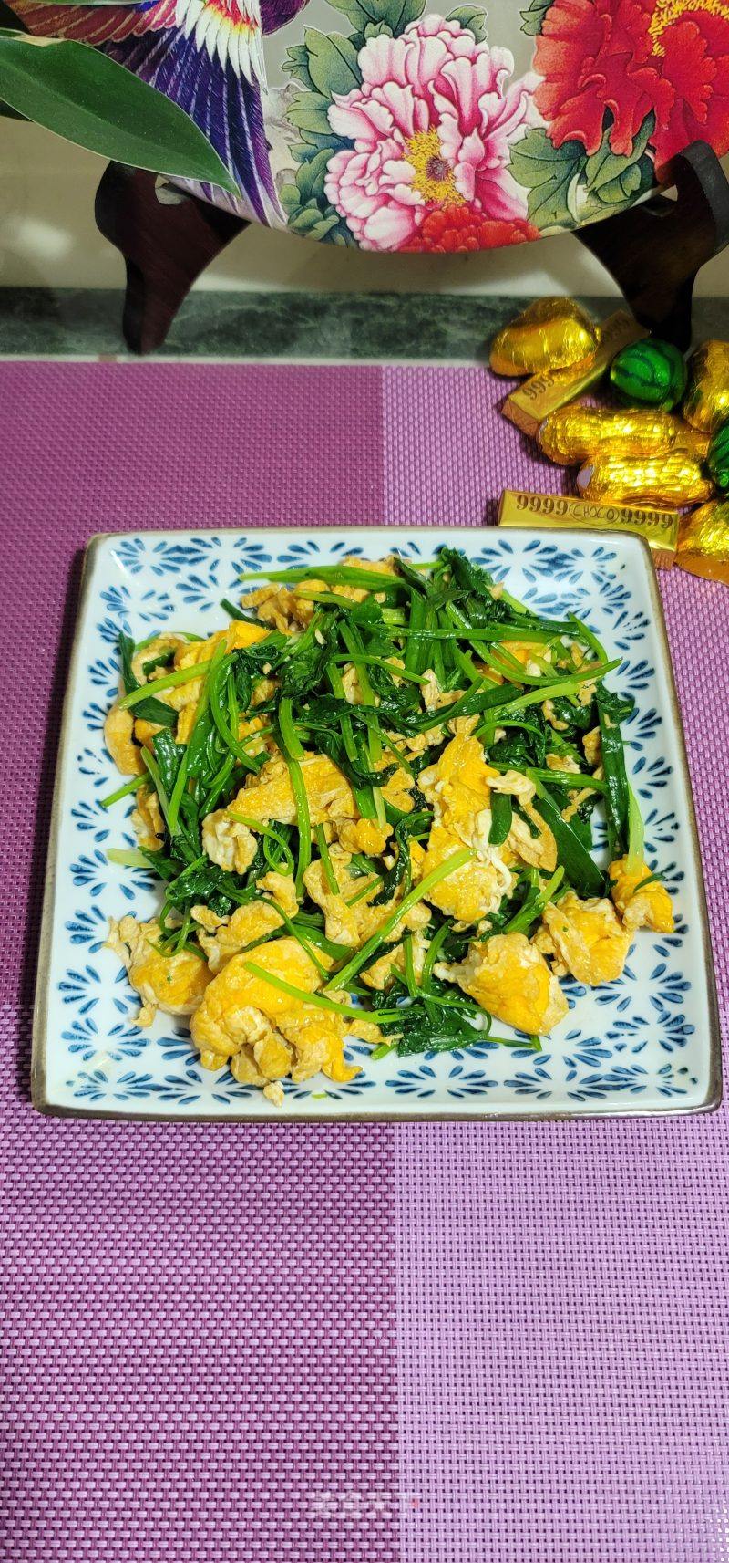 喷鼻菜炒鸡蛋的做法
