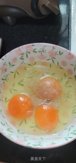 喷鼻菜炒鸡蛋的做法步调：3
