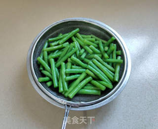 榄菜炒豆角的做法步调：4