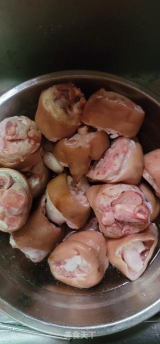 花死莲子猪蹄汤的做法步调：1