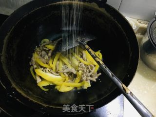 黄椒炒过油肉的做法步调：5