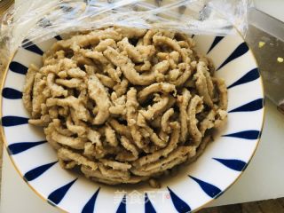 黄椒炒过油肉的做法步调：2