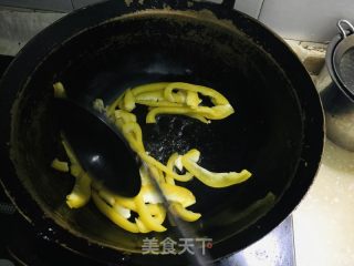 黄椒炒过油肉的做法步调：3