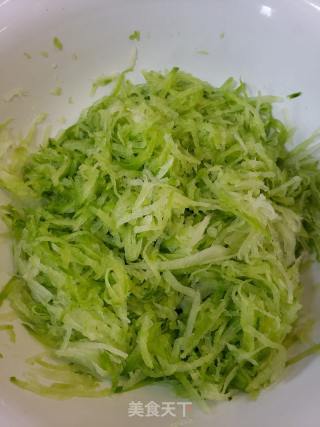 破五的饺子～萝卜虾仁鸡蛋排排子的做法步调：2