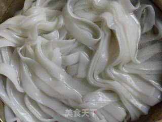 鸡蛋炒河粉的做法步调：1