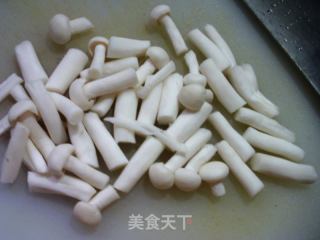 单菇炒番茄的做法步调：2