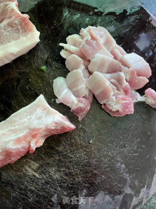 酱油炒五花肉的做法步调：1