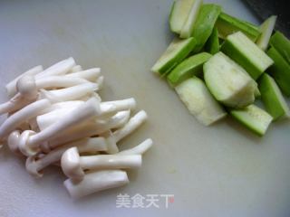 西葫芦海陈菇炒荞麦里的做法步调：2