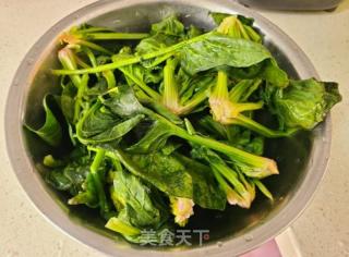 芝麻盐拌菠菜的做法步调：1